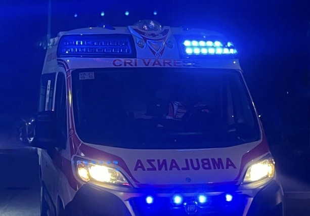 Auto ribaltata e ciclista investita. Notte di incidenti sulle strade del Varesotto Auto ribaltata e ciclista investita. Notte di incidenti sulle strade del Varesotto