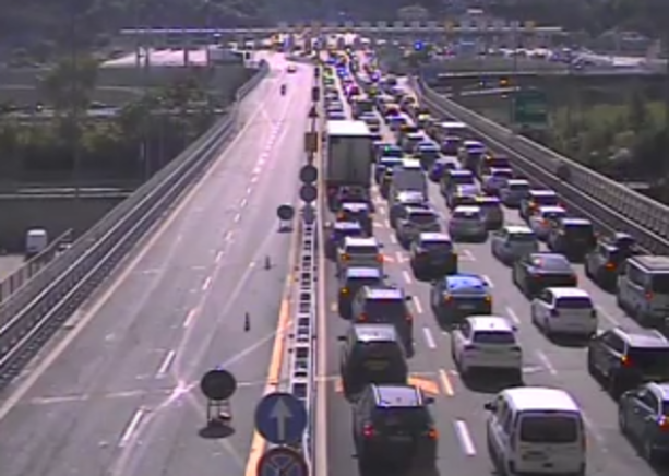 Esodo di Ferragosto: code al confine e sulla A10 nel savonese, traffico intenso e previsioni di ulteriori rallentamenti in mezzo al caldo