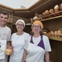 Il profumo del pane, le chiacchiere e 40 gradi davanti al forno: la vita di Luca e Sonia nel “paese” di Belforte