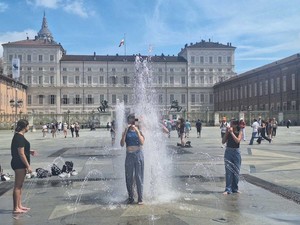 Ultima campanella, poi il bagno: tuffi nelle fontane di Piazza Castello per il primo giorno di vacanza [FOTO]