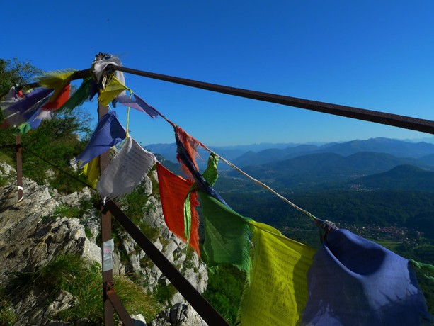 Allarme al Campo dei Fiori, elisoccorso in azione nel primo pomeriggio per soccorrere un uomo nella zona della scala del cielo