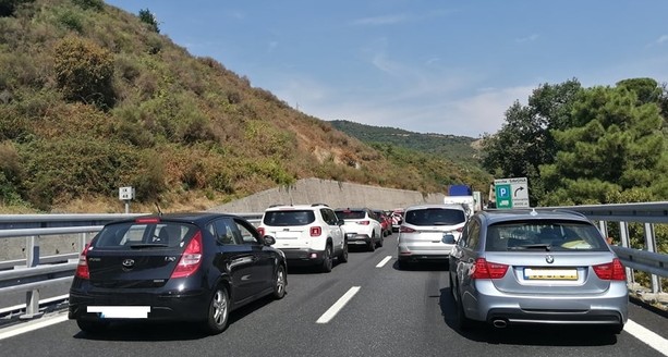 Strade savonesi alla prova del primo vero fine settimana da &quot;bollino rosso&quot;: code e rallentamenti sparsi, in particolare in A10