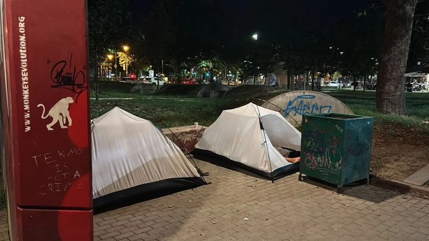 Riecco la tendopoli nel giardino davanti al Tribunale: "Stanno aumentando, ma li monitoriamo" Riecco la tendopoli nel giardino davanti al Tribunale: "Stanno aumentando, ma li monitoriamo"