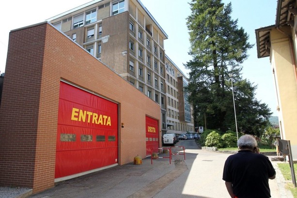 Luino, esagitato in pronto soccorso aggredisce medico e carabiniera