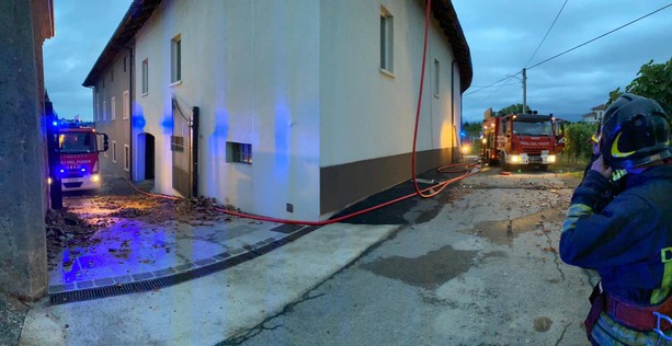 Impegnati fino alle due di notte i vigili del fuoco per fronteggiare il violento incendio a Costigliole d'Asti [FOTO E VIDEO]