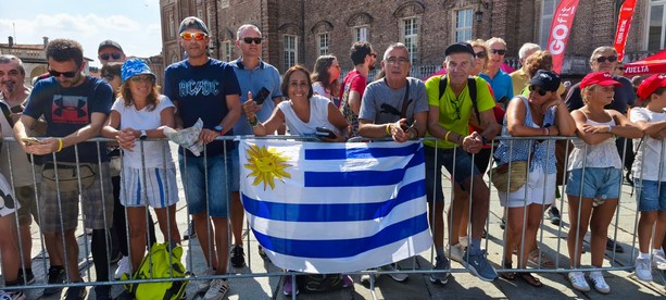 Tifosi da tutto il mondo a Venaria per la Vuelta: dalla Colombia di Bernal, alla Danimarca di Vingegard [FOTO]