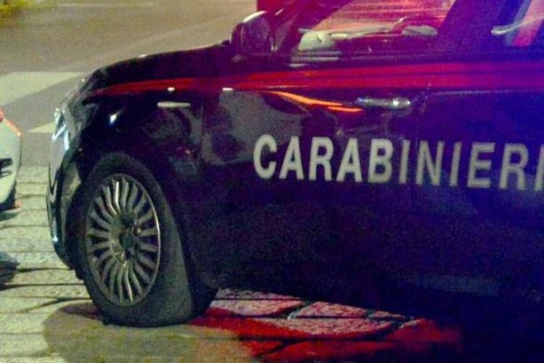 Rapina, derubandolo anche del drink che stava bevendo, un minorenne italiano in centro a Gallarate. In manette un giovane tunisino ubriaco