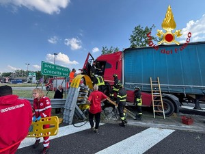 Incidente sulla A21: mezzo pesante si schianta contro l’ingresso dell’autogrill Crocetta sud