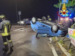 Gazzada, auto ribaltata sulla Provinciale: soccorse due ragazze