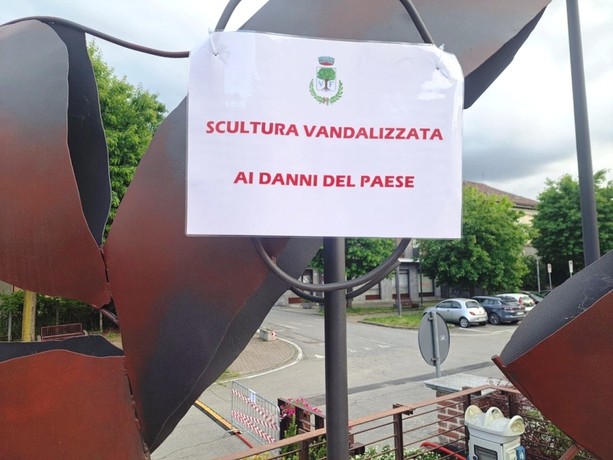 Vandalismi a Villafranca: sfregiate sculture e imbrattato il municipio