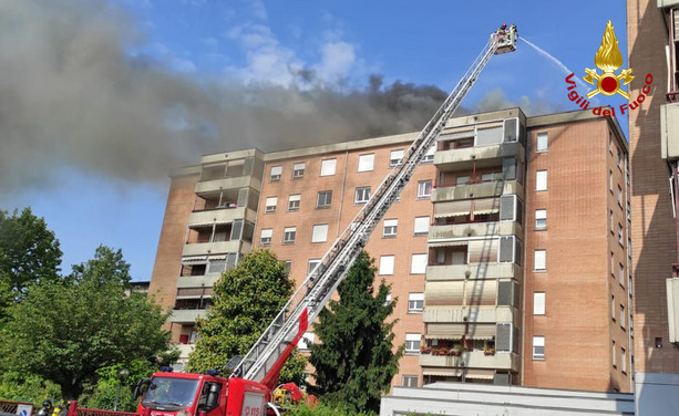 Collegno, a fuoco il tetto di un palazzo: tutti gli inquilini evacuati (VIDEO)