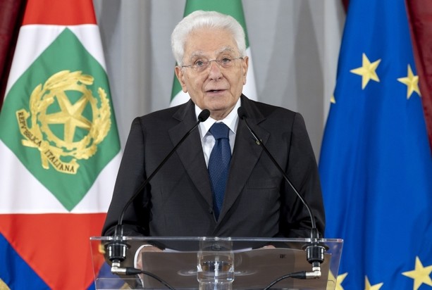 Mattarella interviene sul caso Roggero: "Non si adatti la legge al singolo: abdicherebbe lo Stato e non si rafforzerebbe la sicurezza" Mattarella interviene sul caso Roggero: "Non si adatti la legge al singolo: abdicherebbe lo Stato e non si rafforzerebbe la sicurezza"