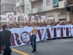 Riparte la Serie A, un migliaio di tifosi granata in corteo contro Cairo dietro lo striscione: "Vattene" Riparte la Serie A, un migliaio di tifosi granata in corteo contro Cairo dietro lo striscione: "Vattene"