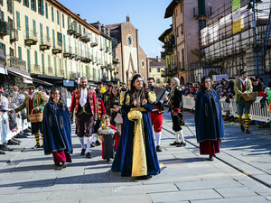 La prima domenica di febbraio nella Granda si vive tra sfilate, teatro e tradizioni La prima domenica di febbraio nella Granda si vive tra sfilate, teatro e tradizioni