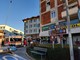 Tragedia sfiorata a Casbeno: ragazzina precipita dal secondo piano e viene salvata dalla tenda della farmacia