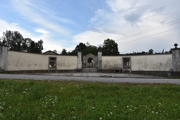 Furto al cimitero di Capolago: rubati crocifissi e oggetti funerari in ottone