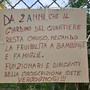 Protesta delle famiglie davanti ai giardini chiusi: “Vergognoso lasciarli così da due anni”