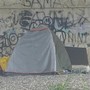 «Da più di due settimane una coppia  vive in una tenda sotto la tangenziale a Induno Olona. Le istituzioni se ne sono occupate?»
