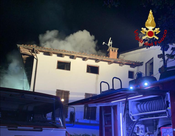 A fuoco una palazzina a Dogliani, appartamento distrutto e 150 metri quadri di tetto incendiato