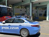 Si ferma per dare informazioni e viene scippato della catenina. Indaga la polizia