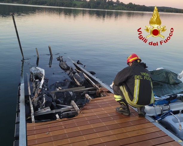 Incendio di un pontile a Travedona, vigili del fuoco in azione