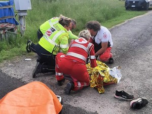 22enne travolta da un'auto sul ciglio della strada, la rabbia dei parenti: “Strada buia e senza marciapiedi"