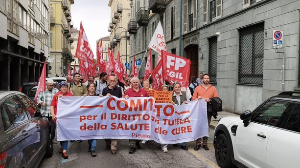 &quot;Noi vogliamo votare per la sanità pubblica&quot;: a Torino la marcia per chiedere il referendum [FOTO e VIDEO]