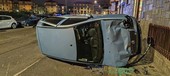 Panda a noleggio si schianta contro 6 veicoli in sosta, tre feriti lievi e un'auto ribaltata