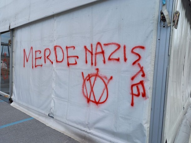 Scritte no vax all'hub vaccinale del Movicentro di Cuneo: un uomo a processo