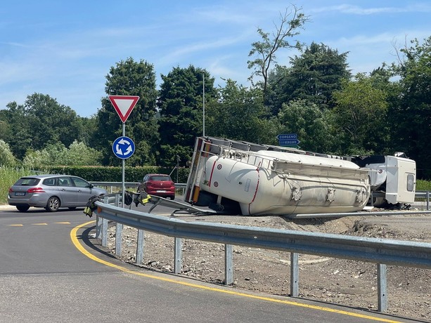 FOTO. Autocisterna si ribalta sulla superstrada Vergiate-Besozzo