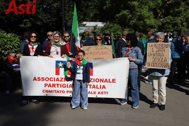Asti, 80 anni di libertà in piazza San Secondo: Rasero commosso indossa per l'ultima volta la fascia della Provincia. "Da lunedì non sarò più presidente" [FOTO E VIDEO]
