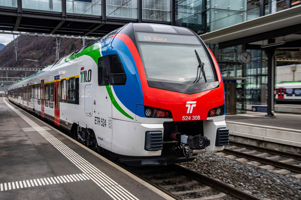 Aggredito sul treno, choc tra i passeggeri: «Violenza improvvisa, così non ci sentiamo più tranquilli»