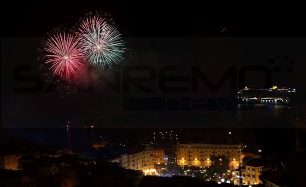 Sanremo: lunedì fuochi d'artificio a ritmo delle più belle canzoni del Festival, da Modugno ai Måneskin