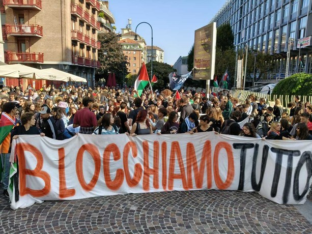 Flottilla fermata da Israele,  universitari in corteo a Torino: &quot;Blocchiamo tutto. Angurie sì, Meloni no&quot; [FOTO]