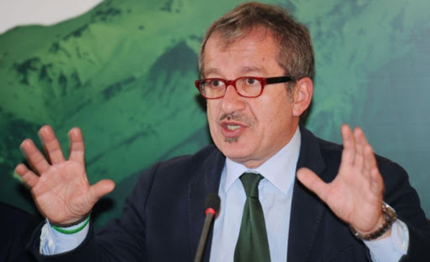 Maroni prende la tessera della Lega di Salvini a Varese? Ce l'ha già dallo scorso febbraio