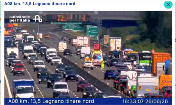 Incidente con un mezzo pesante sull'Autostrada dei Laghi, lunghissime code verso Milano