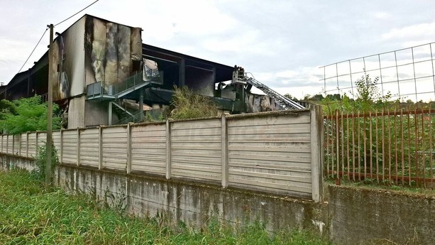 Incendio all'ex centrale del latte di Alba: nuove verifiche dei vigili del fuoco. Il messaggio del sindaco [FOTO E VIDEO]