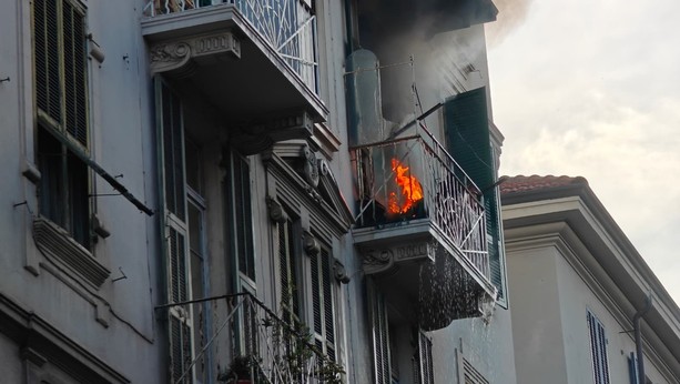 Sanremo, incendio in un appartamento di via Zeffiro Massa: anziano soccorso e portato in ospedale (Foto e video)