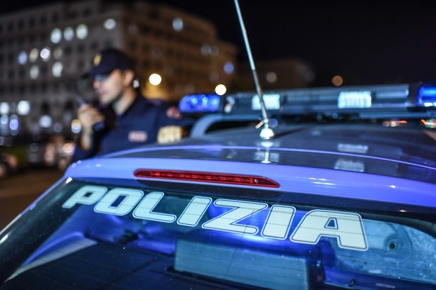 Tenta di rapinare una coppia e aggredisce i poliziotti, arrestato un 43enne Tenta di rapinare una coppia e aggredisce i poliziotti, arrestato un 43enne