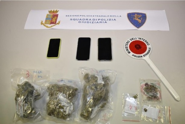 Arrestati dalla Polizia stradale due giovani spacciatori di Ivrea. Sequestrati 300 grammi di marijuana e altra droga