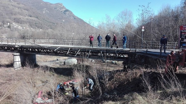 Auto sfonda la balaustra del Ponte delle rovine a Villar Pellice e cade nel vuoto