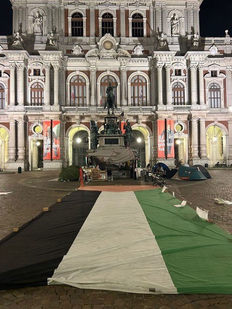 Crosetto (FdI): “Piazza Carlo Alberto non può essere trasformata in un accampamento con slogan antisemiti”