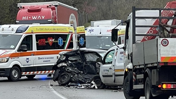 Cairo, scontro frontale su viale Brigate Partigiane: coinvolte un'auto e un furgoncino, mobilitati i soccorsi