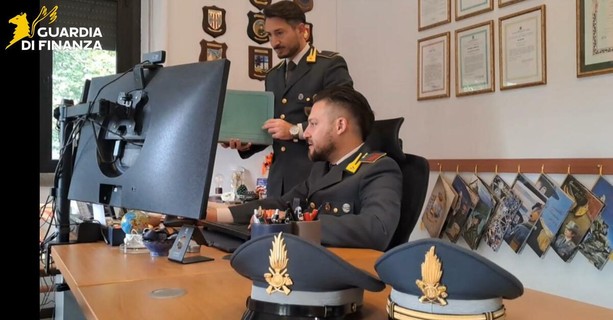 Timbrava il cartellino e poi andava a lavorare in Svizzera: dipendente comunale infedele scoperto dalla Guardia di Finanza