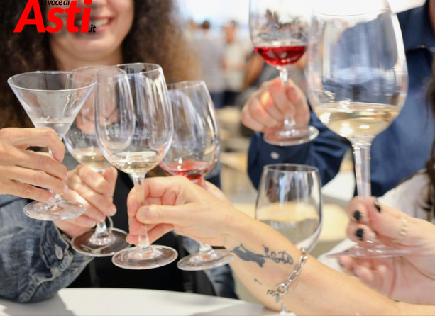 Presentazione milanese per la Douja d'Or 2026: calici, paesaggi Unesco e mixology nel centro di Asti [VIDEO]