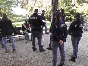 VIDEO. Varese, controlli della polizia in centro, in zona stazioni e a Villa Augusta: trovata droga VIDEO. Varese, controlli della polizia in centro, in zona stazioni e a Villa Augusta: trovata droga