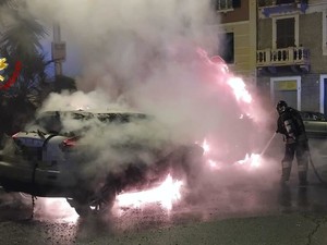 Tre auto incendiate a Savona, finisce in carcere l’esecutore del rogo di piazza Brennero Tre auto incendiate a Savona, finisce in carcere l’esecutore del rogo di piazza Brennero