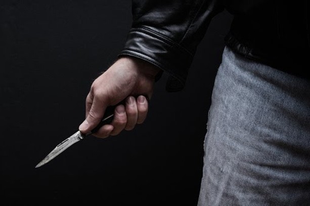 Sangue in via San Luca, ragazza di 16 anni accoltellata, è in codice rosso al San Martino Sangue in via San Luca, ragazza di 16 anni accoltellata, è in codice rosso al San Martino