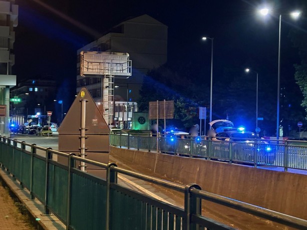 Sperona le auto in sosta e prova a fuggire. Fermato, rifiuta di fare l'alcol test