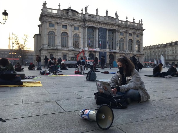 La Dad al freddo degli studenti torinesi: “La scuola torni a essere una priorità” [VIDEO e FOTO]